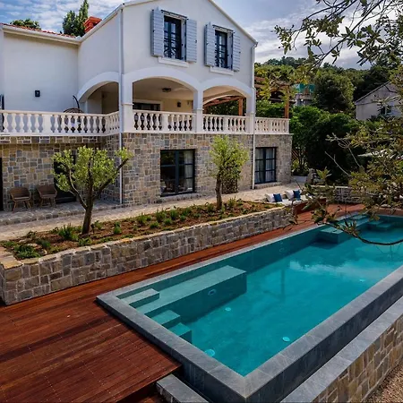 Beachfront Feodora Grande With Pool Vila *