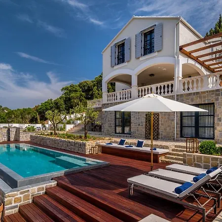 Beachfront Feodora Grande With Pool Vila *