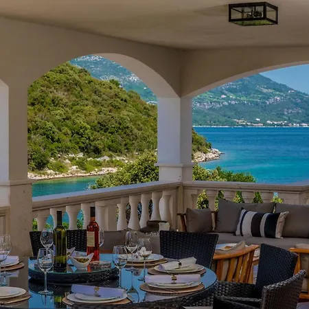 Villa Beachfront Feodora Grande With Pool *