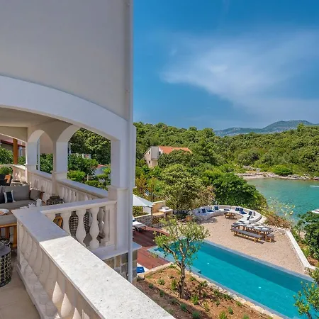 Beachfront Feodora Grande With Pool Žrnovo