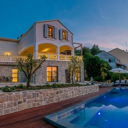Beachfront Feodora Grande With Pool Zrnovo