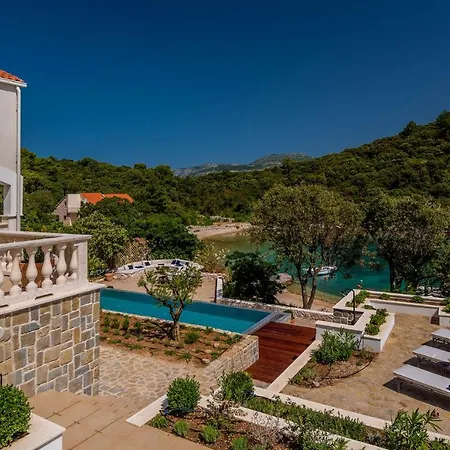 Beachfront Feodora Grande With Pool Villa