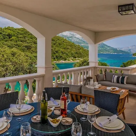 Beachfront Feodora Grande With Pool * Žrnovo