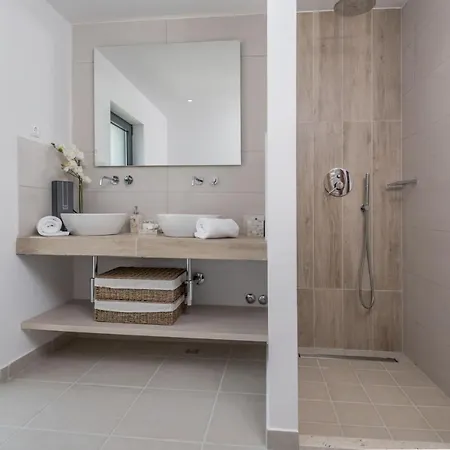 Beachfront Feodora Grande With Pool Villa *