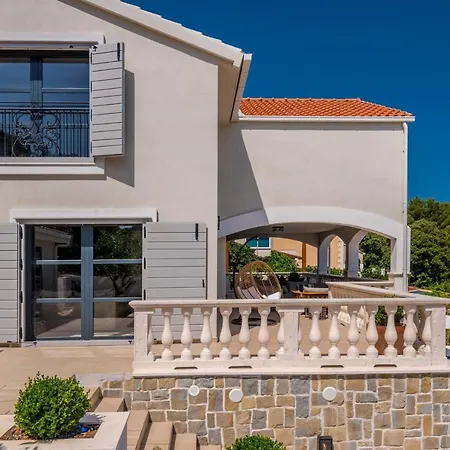 Beachfront Feodora Grande With Pool Villa