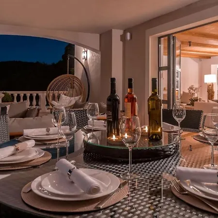 Beachfront Feodora Grande With Pool *