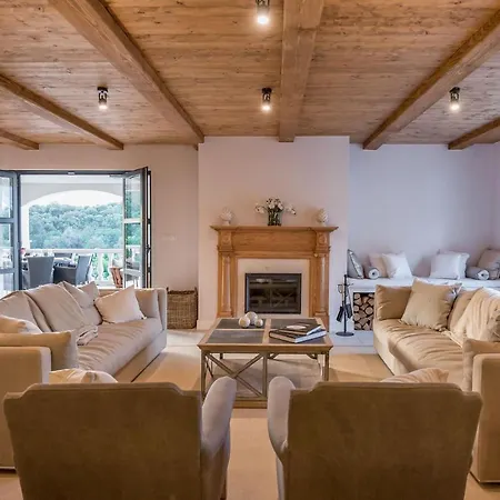 Beachfront Feodora Grande With Pool Villa