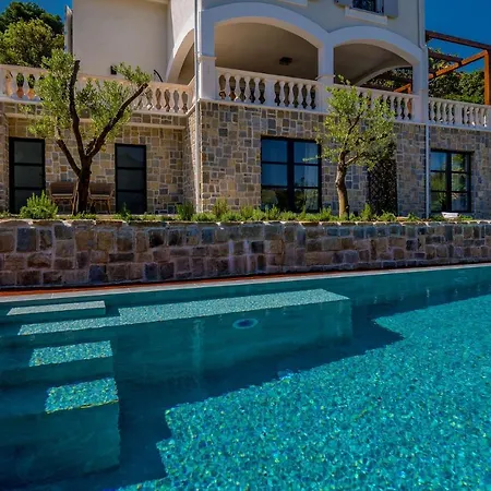 Villa Beachfront Feodora Grande With Pool Zrnovo
