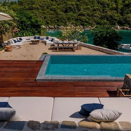 Beachfront Feodora Grande With Pool Villa