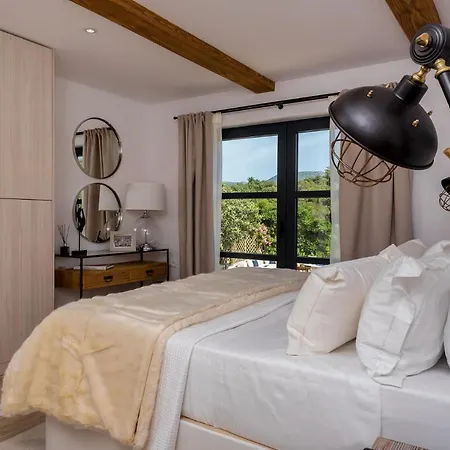 Beachfront Feodora Grande With Pool Villa *