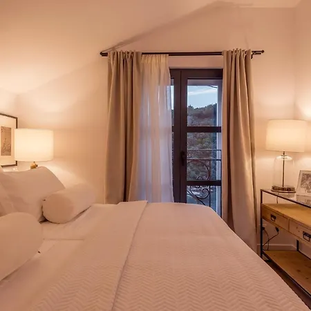 Beachfront Feodora Grande With Pool * Zrnovo