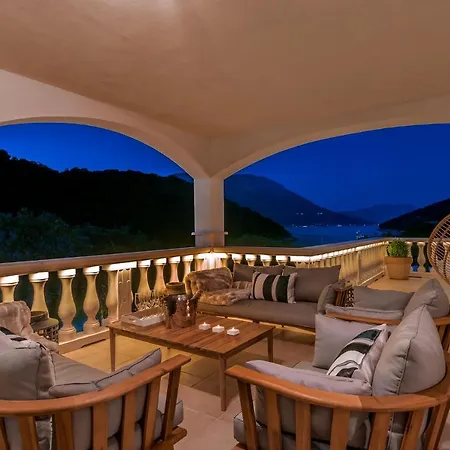 Beachfront Feodora Grande With Pool * Zrnovo