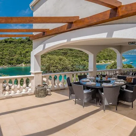 Villa Beachfront Feodora Grande With Pool Zrnovo