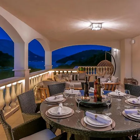 Beachfront Feodora Grande With Pool