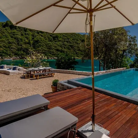 Beachfront Feodora Grande With Pool * Zrnovo
