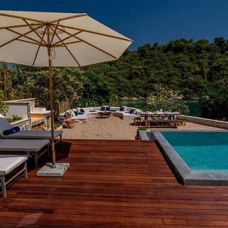 Beachfront Feodora Grande With Pool Villa *