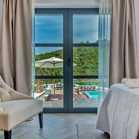 Beachfront Feodora Grande With Pool Zrnovo
