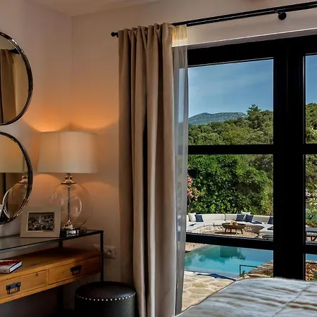 Beachfront Feodora Grande With Pool Zrnovo