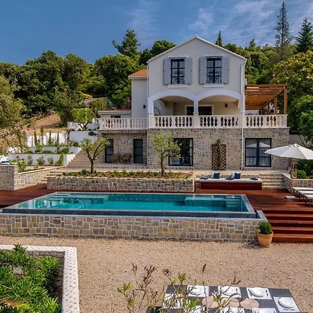 Beachfront Feodora Grande With Pool