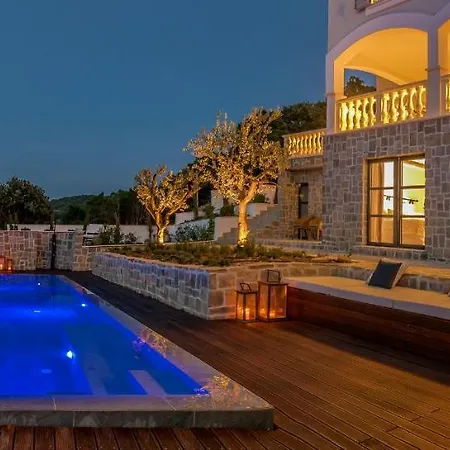 Beachfront Feodora Grande With Pool * Zrnovo